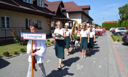 Delegacja z Tarnogrodu na Dożynkach Powiatowych w Obszy