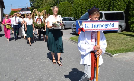 Delegacja z Tarnogrodu na Dożynkach Powiatowych w Obszy