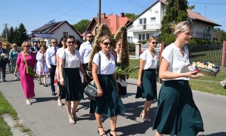 Delegacja z Tarnogrodu na Dożynkach Powiatowych w Obszy