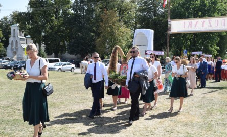 Delegacja z Tarnogrodu na Dożynkach Powiatowych w Obszy