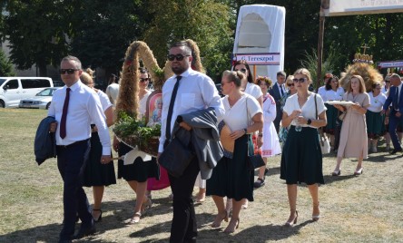 Delegacja z Tarnogrodu na Dożynkach Powiatowych w Obszy