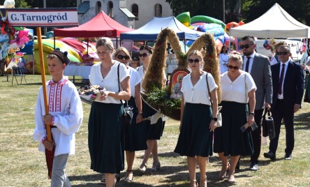 Delegacja z Tarnogrodu na Dożynkach Powiatowych w Obszy