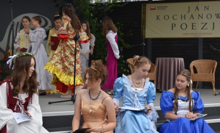 „Gościu, siądź pod mym liściem, a odpoczni sobie! Nie dojǳie cię tu słońce, przyrzekam ja tobie…”