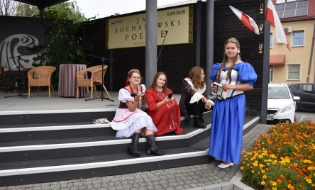 „Gościu, siądź pod mym liściem, a odpoczni sobie! Nie dojǳie cię tu słońce, przyrzekam ja tobie…”