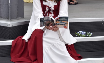 „Gościu, siądź pod mym liściem, a odpoczni sobie! Nie dojǳie cię tu słońce, przyrzekam ja tobie…”