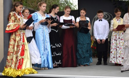 „Gościu, siądź pod mym liściem, a odpoczni sobie! Nie dojǳie cię tu słońce, przyrzekam ja tobie…”