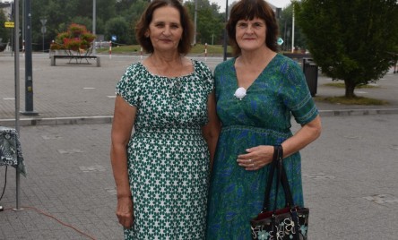 „Gościu, siądź pod mym liściem, a odpoczni sobie! Nie dojǳie cię tu słońce, przyrzekam ja tobie…”