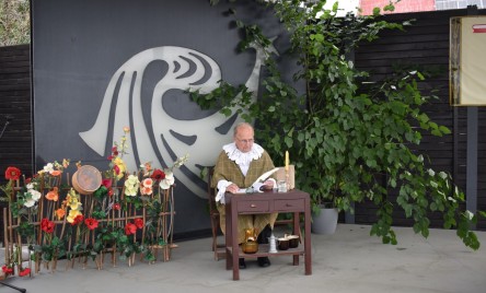 „Gościu, siądź pod mym liściem, a odpoczni sobie! Nie dojǳie cię tu słońce, przyrzekam ja tobie…”