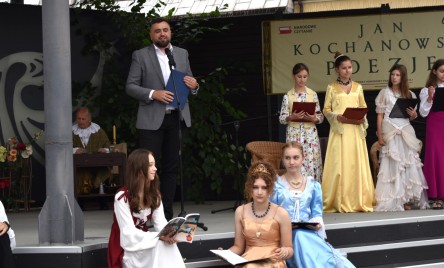 „Gościu, siądź pod mym liściem, a odpoczni sobie! Nie dojǳie cię tu słońce, przyrzekam ja tobie…”