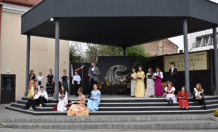 „Gościu, siądź pod mym liściem, a odpoczni sobie! Nie dojǳie cię tu słońce, przyrzekam ja tobie…”