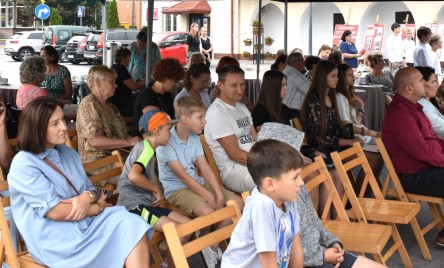 „Gościu, siądź pod mym liściem, a odpoczni sobie! Nie dojǳie cię tu słońce, przyrzekam ja tobie…”