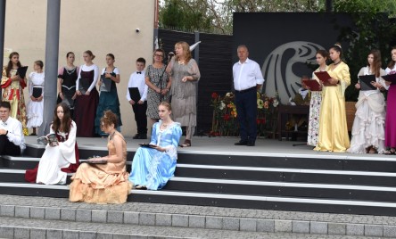 „Gościu, siądź pod mym liściem, a odpoczni sobie! Nie dojǳie cię tu słońce, przyrzekam ja tobie…”
