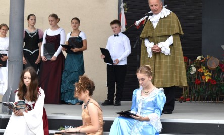 „Gościu, siądź pod mym liściem, a odpoczni sobie! Nie dojǳie cię tu słońce, przyrzekam ja tobie…”