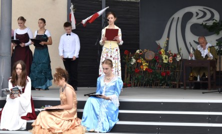 „Gościu, siądź pod mym liściem, a odpoczni sobie! Nie dojǳie cię tu słońce, przyrzekam ja tobie…”