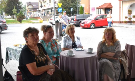 „Gościu, siądź pod mym liściem, a odpoczni sobie! Nie dojǳie cię tu słońce, przyrzekam ja tobie…”