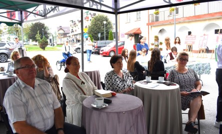 „Gościu, siądź pod mym liściem, a odpoczni sobie! Nie dojǳie cię tu słońce, przyrzekam ja tobie…”