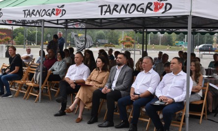 „Gościu, siądź pod mym liściem, a odpoczni sobie! Nie dojǳie cię tu słońce, przyrzekam ja tobie…”