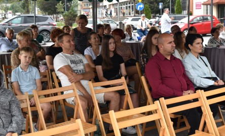„Gościu, siądź pod mym liściem, a odpoczni sobie! Nie dojǳie cię tu słońce, przyrzekam ja tobie…”