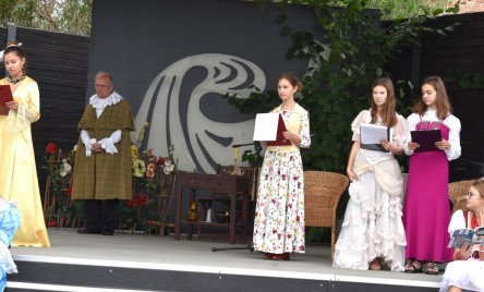 „Gościu, siądź pod mym liściem, a odpoczni sobie! Nie dojǳie cię tu słońce, przyrzekam ja tobie…”