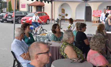 „Gościu, siądź pod mym liściem, a odpoczni sobie! Nie dojǳie cię tu słońce, przyrzekam ja tobie…”