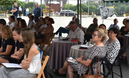 „Gościu, siądź pod mym liściem, a odpoczni sobie! Nie dojǳie cię tu słońce, przyrzekam ja tobie…”
