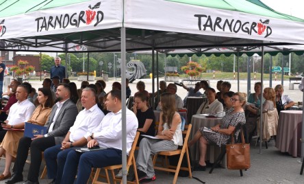 „Gościu, siądź pod mym liściem, a odpoczni sobie! Nie dojǳie cię tu słońce, przyrzekam ja tobie…”
