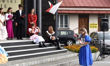 „Gościu, siądź pod mym liściem, a odpoczni sobie! Nie dojǳie cię tu słońce, przyrzekam ja tobie…”