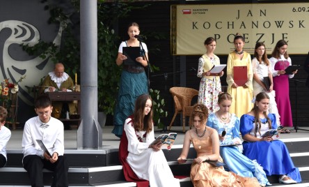 „Gościu, siądź pod mym liściem, a odpoczni sobie! Nie dojǳie cię tu słońce, przyrzekam ja tobie…”