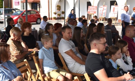 „Gościu, siądź pod mym liściem, a odpoczni sobie! Nie dojǳie cię tu słońce, przyrzekam ja tobie…”