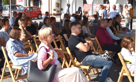 „Gościu, siądź pod mym liściem, a odpoczni sobie! Nie dojǳie cię tu słońce, przyrzekam ja tobie…”