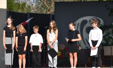 „Gościu, siądź pod mym liściem, a odpoczni sobie! Nie dojǳie cię tu słońce, przyrzekam ja tobie…”