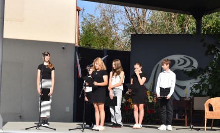 „Gościu, siądź pod mym liściem, a odpoczni sobie! Nie dojǳie cię tu słońce, przyrzekam ja tobie…”