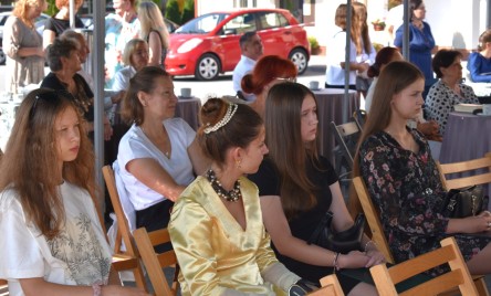 „Gościu, siądź pod mym liściem, a odpoczni sobie! Nie dojǳie cię tu słońce, przyrzekam ja tobie…”