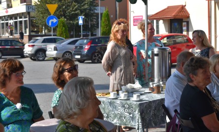 „Gościu, siądź pod mym liściem, a odpoczni sobie! Nie dojǳie cię tu słońce, przyrzekam ja tobie…”