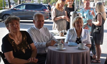 „Gościu, siądź pod mym liściem, a odpoczni sobie! Nie dojǳie cię tu słońce, przyrzekam ja tobie…”