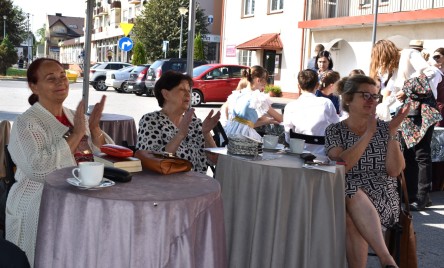 „Gościu, siądź pod mym liściem, a odpoczni sobie! Nie dojǳie cię tu słońce, przyrzekam ja tobie…”
