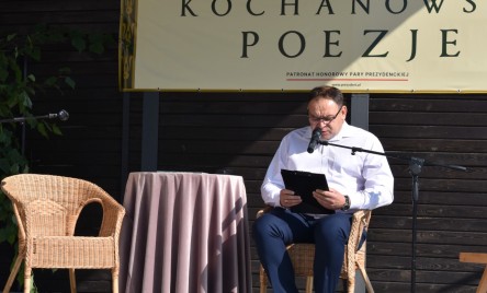 „Gościu, siądź pod mym liściem, a odpoczni sobie! Nie dojǳie cię tu słońce, przyrzekam ja tobie…”