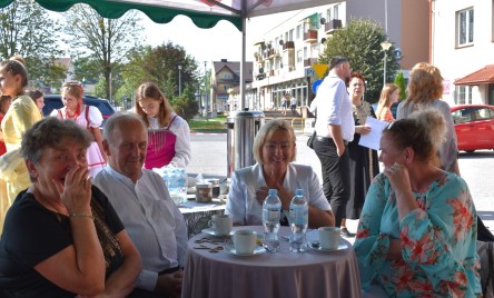 „Gościu, siądź pod mym liściem, a odpoczni sobie! Nie dojǳie cię tu słońce, przyrzekam ja tobie…”