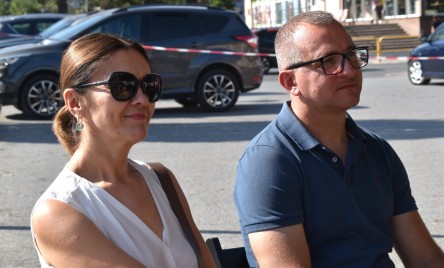 „Gościu, siądź pod mym liściem, a odpoczni sobie! Nie dojǳie cię tu słońce, przyrzekam ja tobie…”