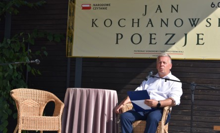 „Gościu, siądź pod mym liściem, a odpoczni sobie! Nie dojǳie cię tu słońce, przyrzekam ja tobie…”