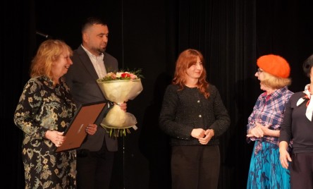NA PRZYSTANKU W TARNOGRODZIE