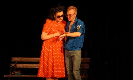 NA PRZYSTANKU W TARNOGRODZIE